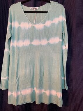 MACARON Aqua and White Ribbed V-Neck Top